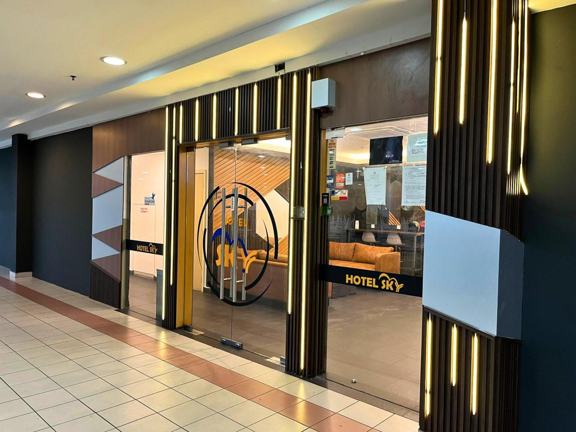 Sky Hotel Selayang Batu-grotten Buitenkant foto